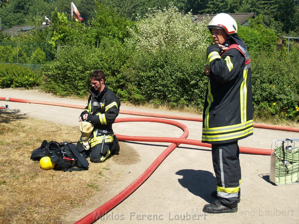 Gartenlaube in Vollbrand Koeln Poll Im Gremberger Waeldchen P228.JPG